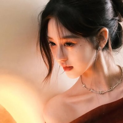 霓虹灯下的圣教士